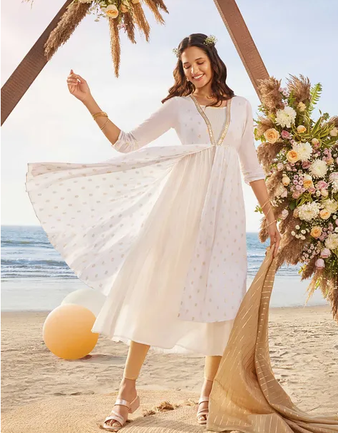 व्हाइट फ्लेयर्ड ड्रेस